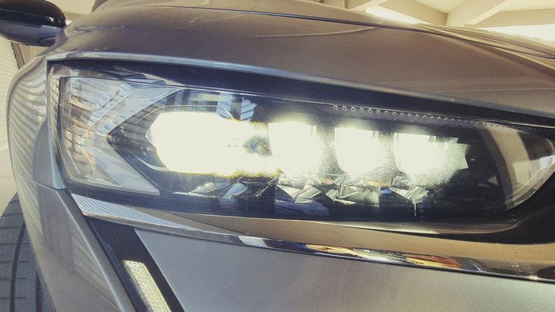 Faros Full LED con sensor crepuscular.
