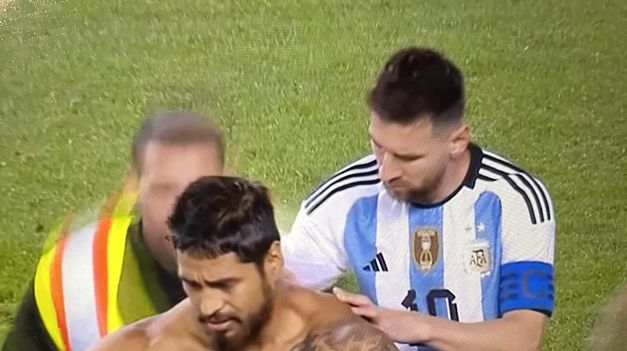 Messi estanpando su firma en medio del partido.