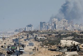 Una columna de humo se eleva sobre ciudad de Gaza tras un bombardeo de Israel.