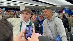 Rojo se tomó fotografías con los hinchas en Ezeiza. Rojo se tomó fotografías con los hinchas en Ezeiza.