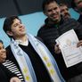 Axel Kicillof, gobernador de Buenos Aires, entregó escrituras de viviendas en los municipios de Salto y San Antonio de Areco.