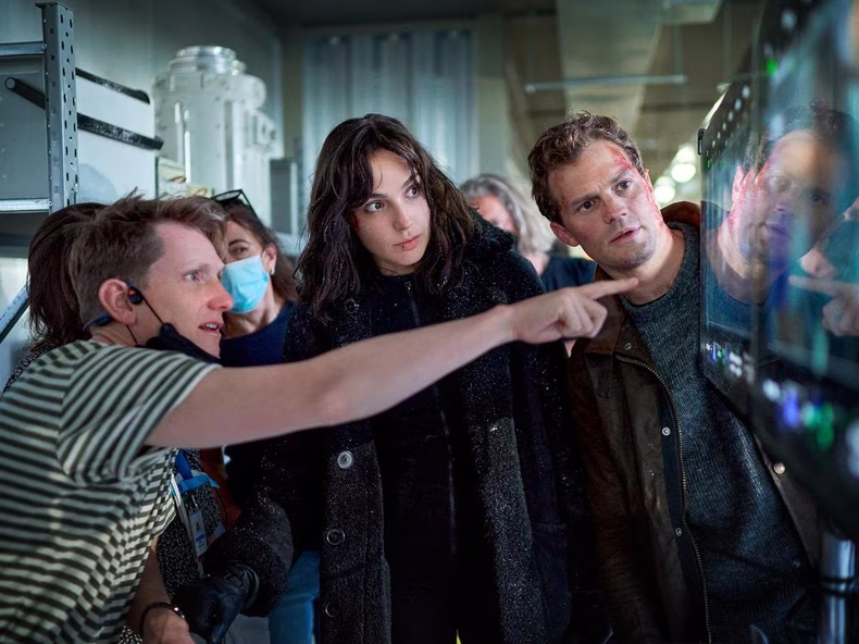 Gal Gadot interpreta a Rachel Stone, una agente de inteligencia que se interpone entre los objetivos de paz global de su organización y su recurso más valioso (y peligroso).