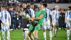 Dibu Martínez, durante los festejos en el Monumental. Dibu Martínez, durante los festejos en el Monumental.