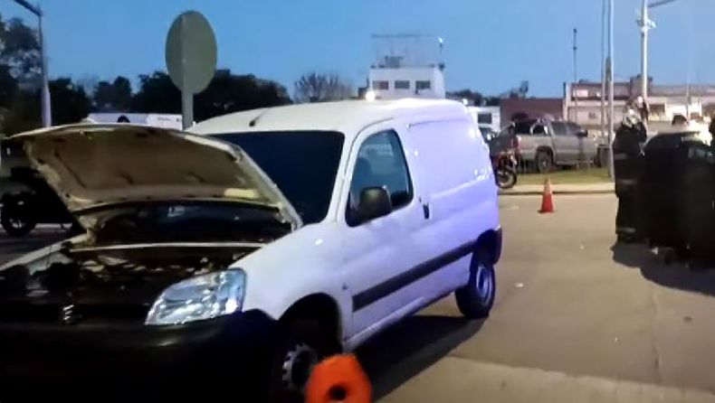Otro de las unidades involucradas en el accidente fue una camioneta utilitaria. 