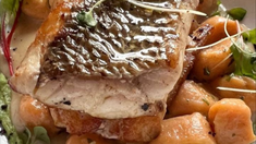 En este restaurante, los ñoquis de boniato se sirven con la pesca del día. En este restaurante, los ñoquis de boniato se sirven con la pesca del día.