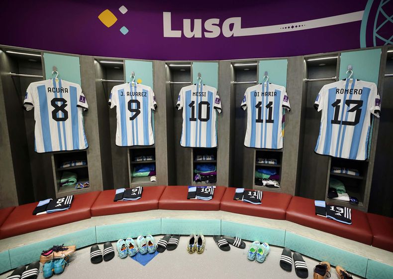 La tarea de los utileros de la selección argentina consta, entre otras cosas, de preparar la indumentaria correcta para cada jugador. 