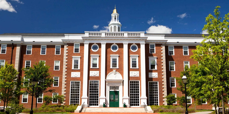 La Universidad de Harvard.