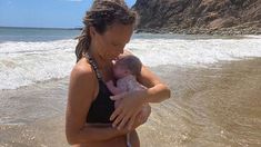 Una mujer dio a luz en el mar y se volvió viral. Una mujer dio a luz en el mar y se volvió viral.