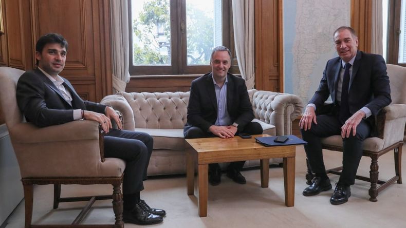 Diego Santilli y Manuel Adorni lideraron las reuniones del Gobierno con los gobernadores. El primero de ellos fue Ignacio Torres, de Chubut.