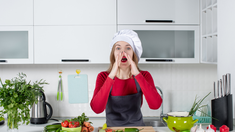 Cortar la cebolla de forma ágil ayuda a minimizar la liberación de sustancias que provocan el llanto. Cortar la cebolla de forma ágil ayuda a minimizar la liberación de sustancias que provocan el llanto.