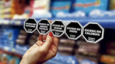 La Ley de Promoción a la Alimentación Saludable establece que deben llevar octógonos negros aquellas bebidas y productos comestibles procesados y ultraprocesados con excesos de azúcares añadidas, sodio, calorías y grasas.&nbsp;