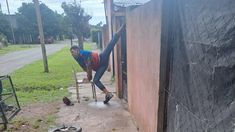 Por los gritos, los vecinos intentaron socorrerlo hasta que llegaron los bomberos Por los gritos, los vecinos intentaron socorrerlo hasta que llegaron los bomberos