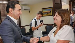 Bullrich junto a Valdés.