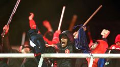Batalla campal en Avellaneda: denuncian que hinchas de U. de Chile abusaron a una empleada de Independiente. Batalla campal en Avellaneda: denuncian que hinchas de U. de Chile abusaron a una empleada de Independiente.