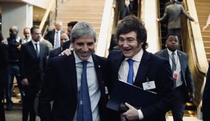 Luis Caputo junto a Javier Milei.