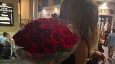 Con un ramo de flores parece haberse sellado una nueva pareja. Con un ramo de flores parece haberse sellado una nueva pareja.