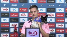 Lozano junto a Mango, su mascota. Lozano junto a Mango, su mascota.