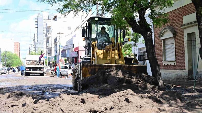 Este domingo continúan las tareas para liberar las calles y drenar el agua.