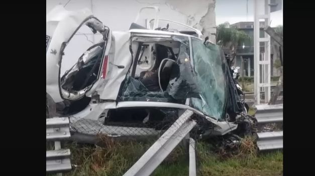 Brutal Accidente En Acceso Oeste: Un Auto Se Incrustó En Un Peaje Y ...