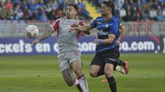 Correa, autor del gol del Pincha, forcejea con un defensor de Huachipato. Correa, autor del gol del Pincha, forcejea con un defensor de Huachipato.
