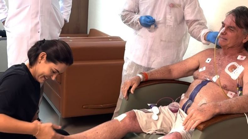 Michelle Bolsonaro, de 44 años, cuida de su esposo en el Hospital de Brasilia.