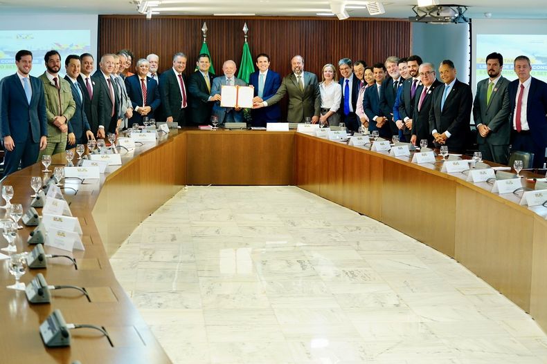 Lula da Silva creó una tarifa social eléctrica que beneficiará a 60 millones de personas en Brasil.