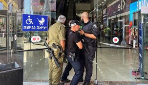 Un hombre atacó a dos soldados en un shopping del norte de Israel. Un hombre atacó a dos soldados en un shopping del norte de Israel.