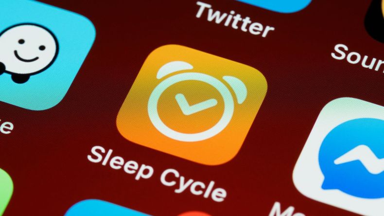 Diversos estudios y especialistas en salud advierten sobre los peligros de usar el celular en la cama, especialmente cuando se lo utiliza como despertador.  