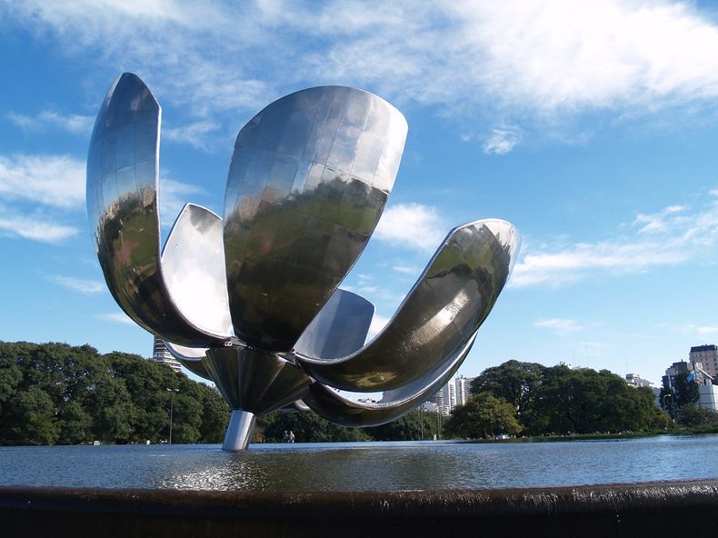 La Floralis Genérica es una escultura metálica situada en la Plaza de las Naciones Unidas e nla Ciudad de Buenos Aires.&nbsp;