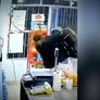 Atendiste mal a mi hermana, increpó una mujer a la empleada del almacén y desató la feroz pelea. Atendiste mal a mi hermana, increpó una mujer a la empleada del almacén y desató la feroz pelea.