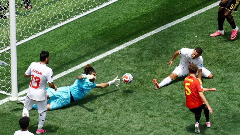 La espectacular atajada de Beiranvand vs. Bélgica.