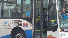 Un motociclista arrojó un piedrazo a un colectivero en Flores. Un motociclista arrojó un piedrazo a un colectivero en Flores.