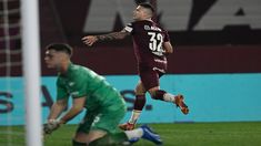 El volante Ramiro Carrera, de cabeza, ponía el 1 a 0 parcial para Lanús. El volante Ramiro Carrera, de cabeza, ponía el 1 a 0 parcial para Lanús.