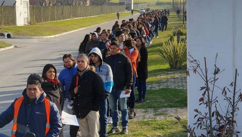 Varias personas realizan fila para conseguir trabajo.