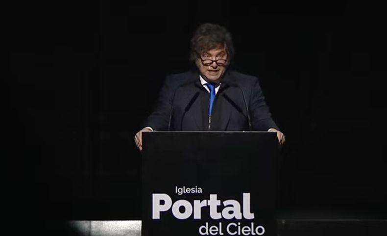 Nuevos portales. Milei en el púlpito del galpón/templo en Chaco.