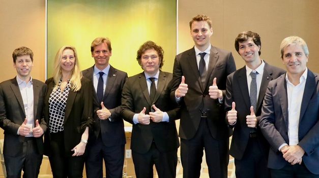 El presidente Javier Milei, Karina Milei y Caputo junto el CEO de OpenAI, Sam Altman, y su equipo.