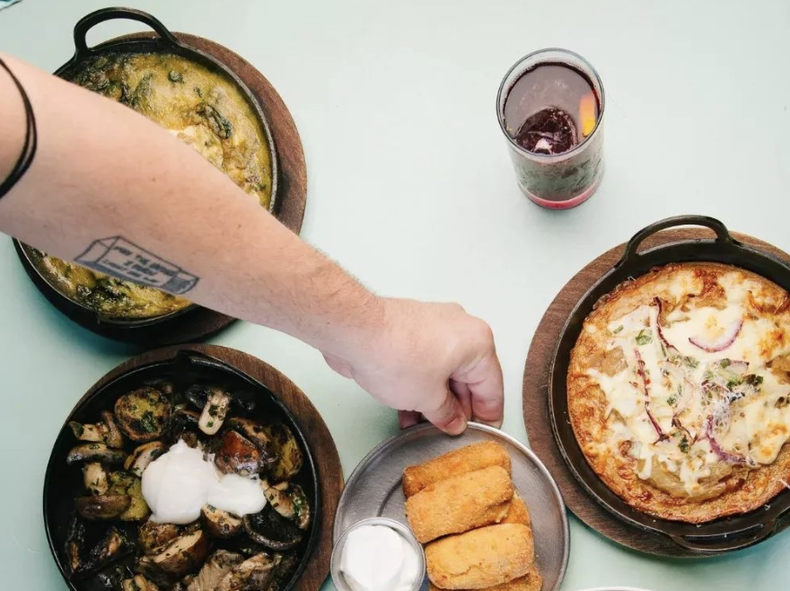 Aunque es reconocido por su vermú, este lugar de la Ciudad Autónoma de Buenos Aires también prepara otros tragos geniales que maridan con una gran gastronomía.