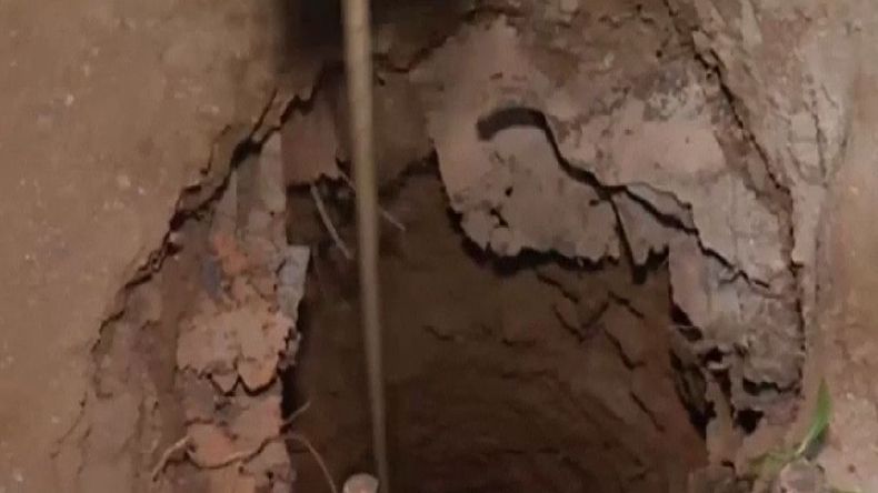 El niño cayó accidentalmente en un pozo seco.