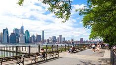 Entre Brooklyn y Nueva York, existe un pequeño faro que pasa casi desapercibido. Entre Brooklyn y Nueva York, existe un pequeño faro que pasa casi desapercibido.