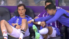 Dos futbolistas de Real Valladolid se pelearon en el banco de suplentes. Dos futbolistas de Real Valladolid se pelearon en el banco de suplentes.