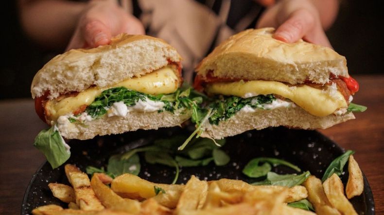 En el corazón del barrio porteño de Villa Urquiza se encuentra Arde, un restaurante que ofrece una experiencia gastronómica única
