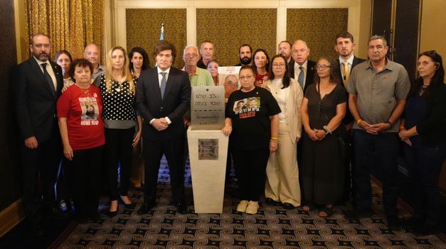 Tráiganlos a casa, exigió el monolito que descubrió el Presidente.