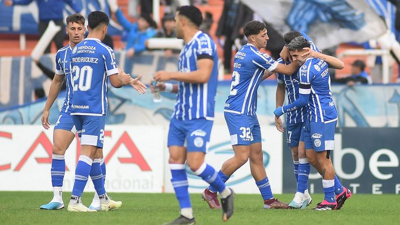 Los jugadores de Godoy Cruz celebran el gol de Conechny.