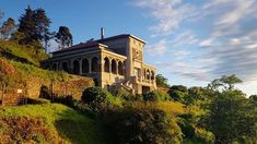 Su arquitectura de estilo neogótico y las casonas distribuidas entre colinas conforman un paisaje que transporta a los visitantes hacia otro continente. Su arquitectura de estilo neogótico y las casonas distribuidas entre colinas conforman un paisaje que transporta a los visitantes hacia otro continente.