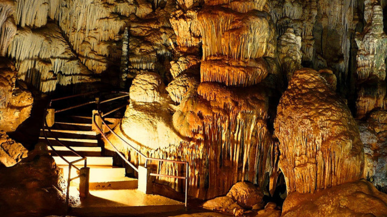 Las visitas guiadas dentro de la cueva permiten conocer formaciones geológicas de miles de años de antigüedad.