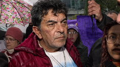 El abuelo de la vícitma de femicidio se puso al frente del pedido de jusiticia por su nieta. El abuelo de la vícitma de femicidio se puso al frente del pedido de jusiticia por su nieta.