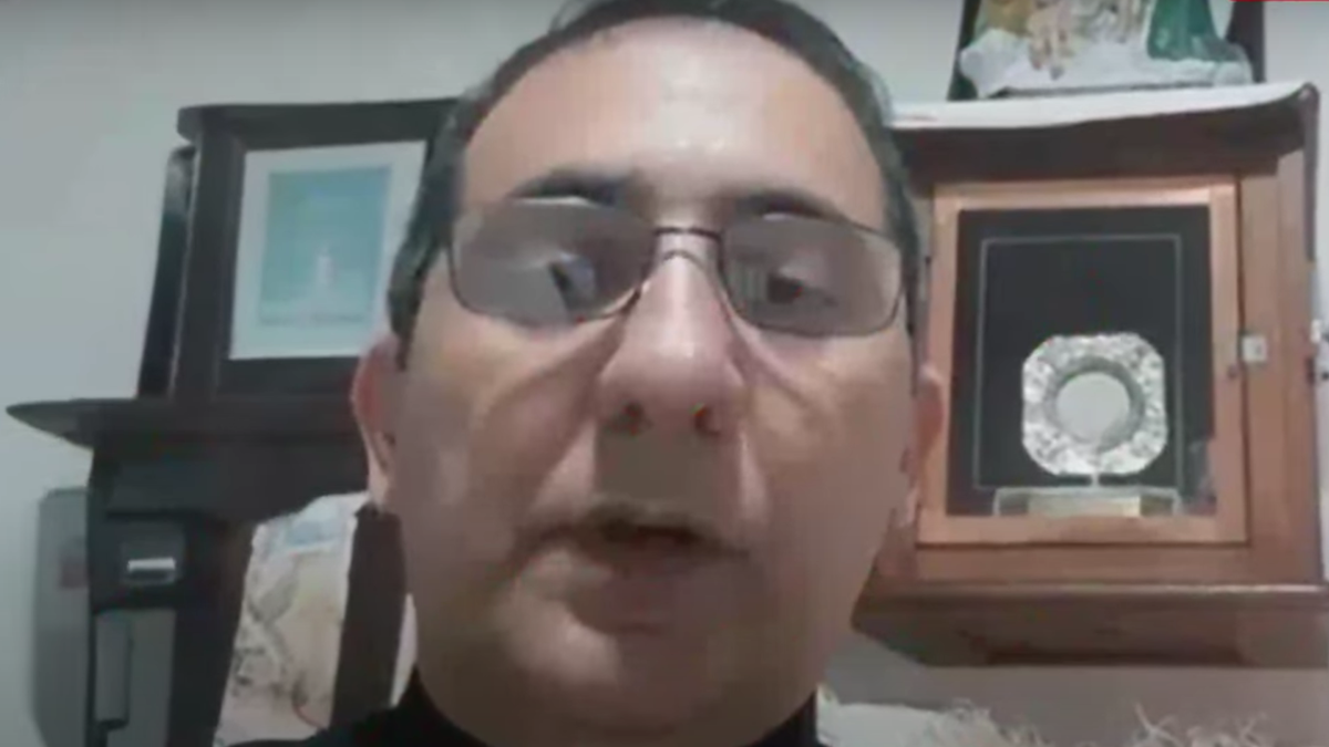Escándalo en Pergamino: denunciaron a un cura por violencia de género y descubrieron un arsenal en la casa
