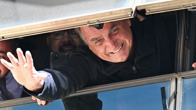 Bolsonaro volvió a Brasil y fue recibido por un centenar de seguidores&nbsp;