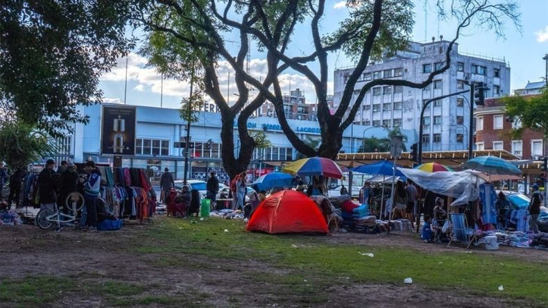 El Parque Los Andes, en Chacarita, antes de la eliminación de los manteros ilegales. 