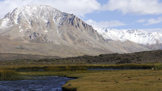 Alrededor de un volcán en Mendoza, existen unas aguas termales ideales para relajarse.
